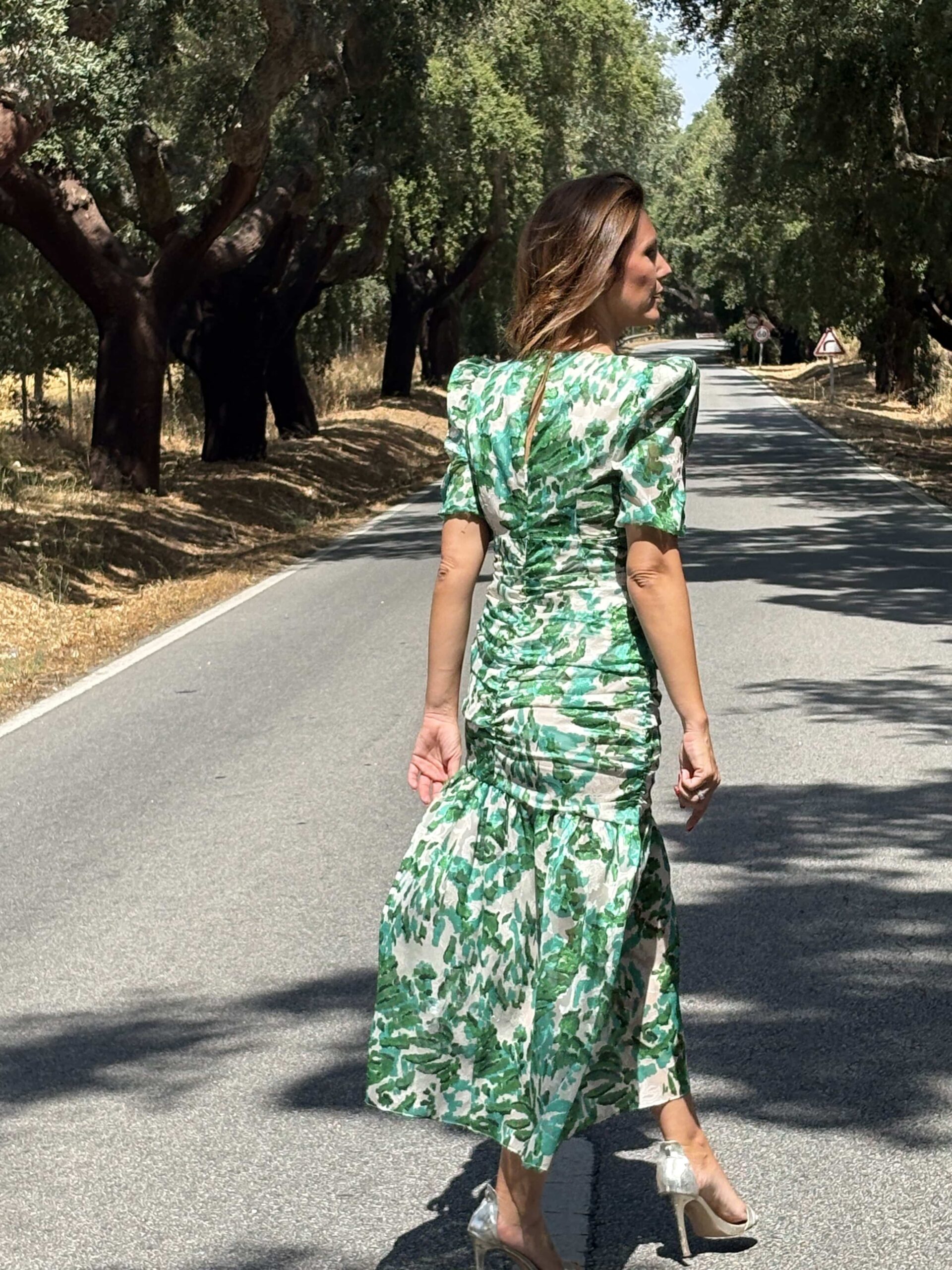 Vestido Verde Hojas Marca Betzzia - Imagen 4