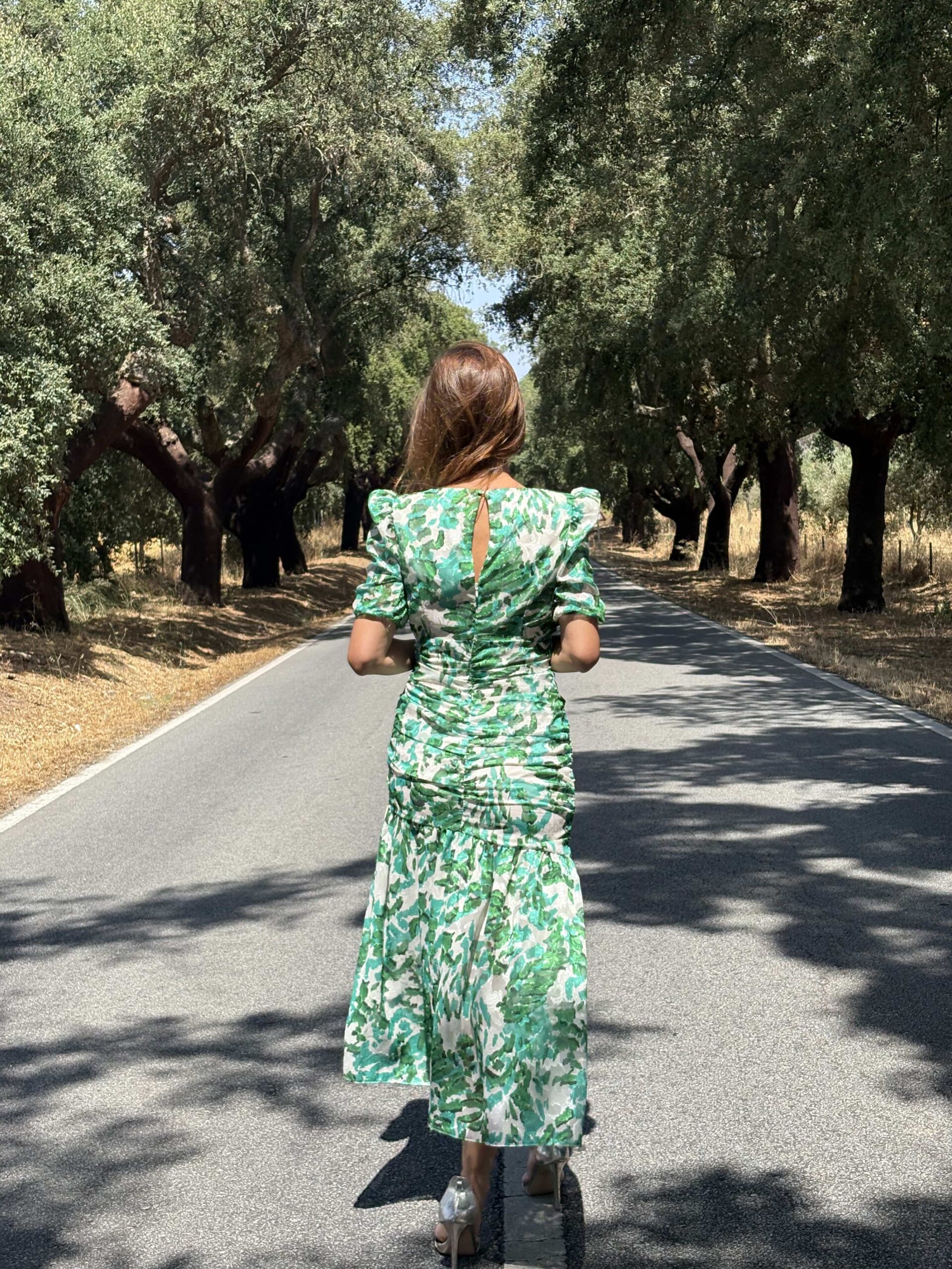 Vestido Verde Hojas Marca Betzzia - Imagen 3