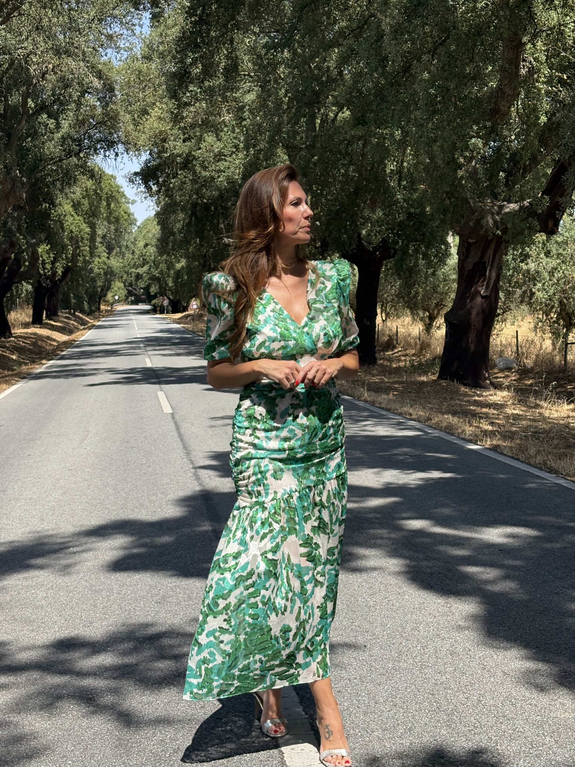 Vestido Verde Hojas Marca Betzzia - Imagen 2